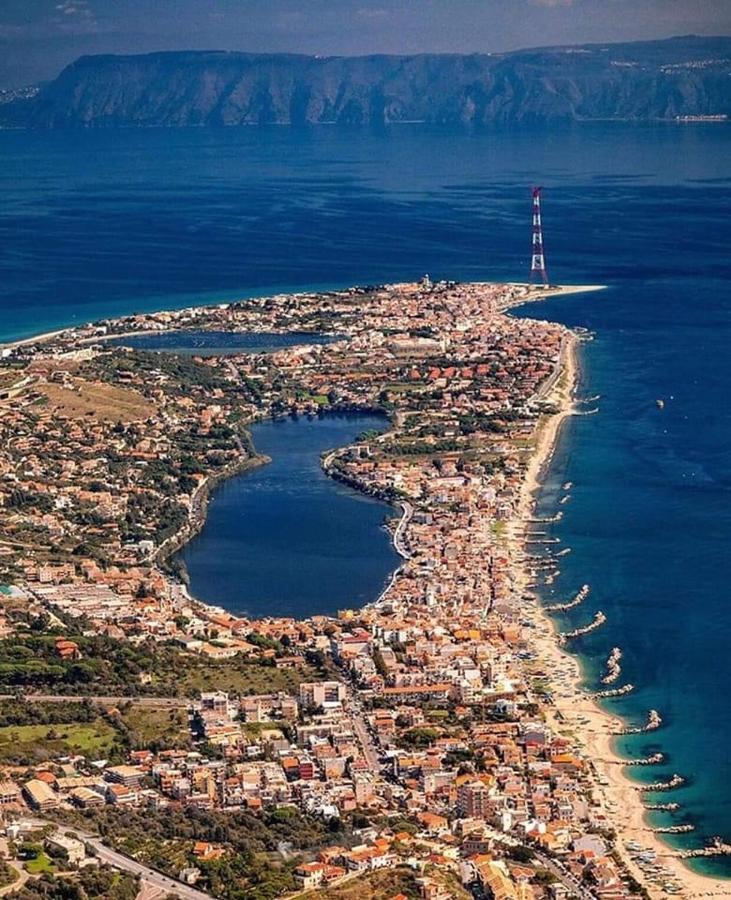 Tra Mare E Lago Torre Faro Bagian luar foto